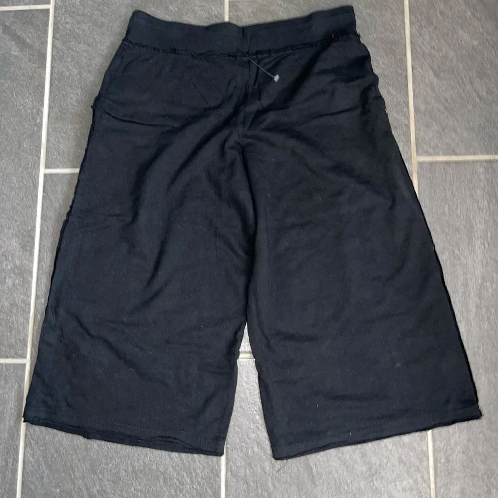 Women Capri Pants - Picture 5 of 7